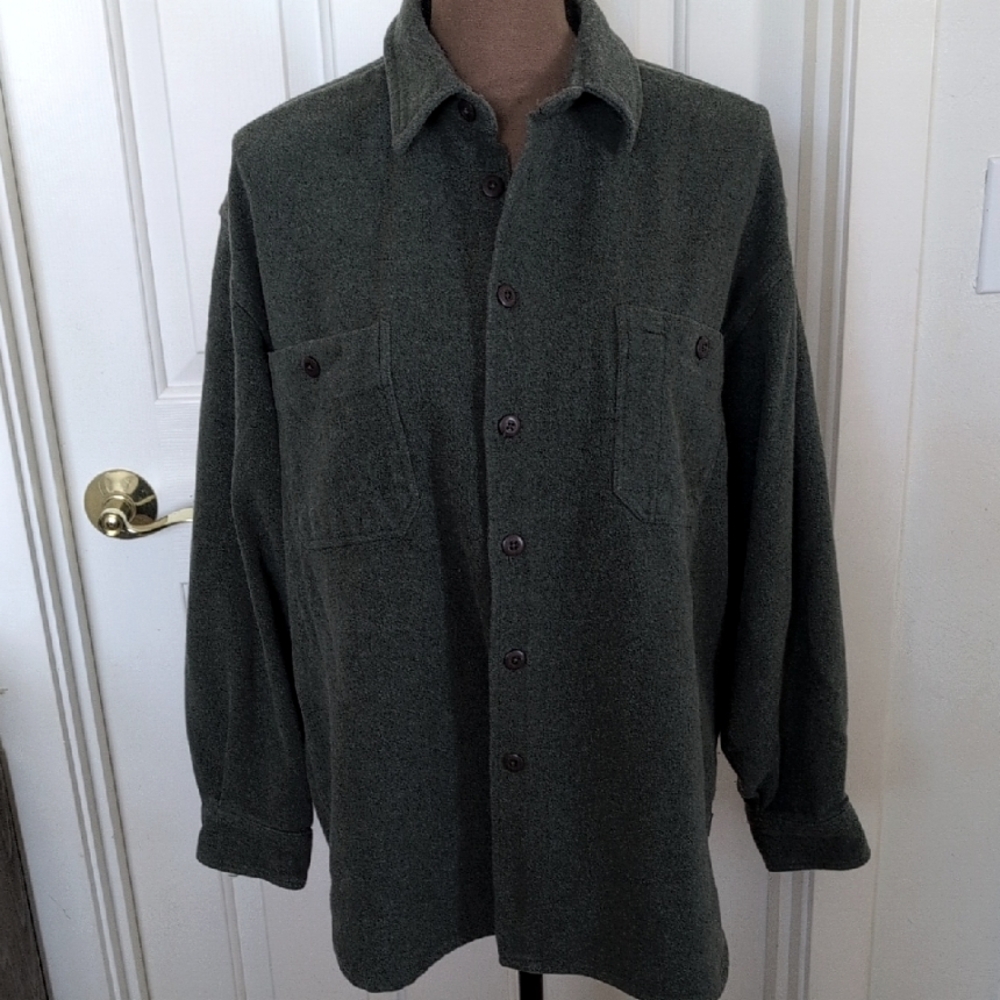 Men's  Muskoka Lakes soft fleece like green button-up shirt. Warm
